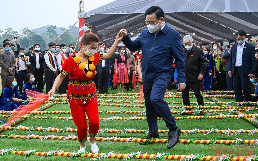 Trong âm thanh rộn ràng của Ngày hội, Chủ tịch Quốc hội Vương Đình Huệ cùng các đại biểu tham gia vào tiết mục nhảy sạp với bà con nhân dân. Ấm áp niềm vui trong Ngày hội Đại Đoàn kết toàn dân -0