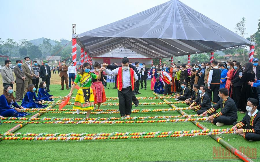 Không khí vui tươi của Ngày hội đại đoàn kết toàn dân tộc tại sân vận động xóm Quyết Tâm, xã Trung Lương, huyện Định Hoá, tỉnh Thái Nguyên. (Ảnh: DUY LINH)