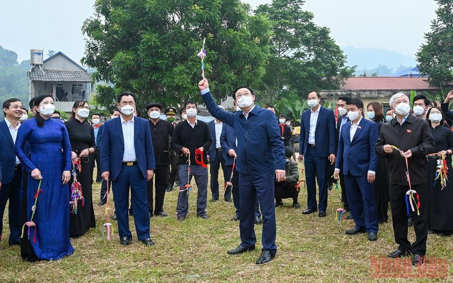 Chủ tịch Quốc hội Vương Đình Huệ và các đại biểu tham gia trò chơi dân gian ném còn, một trò chơi truyền thống của đồng bào dân tộc nơi đây. Ấm áp niềm vui trong Ngày hội Đại Đoàn kết toàn dân -0