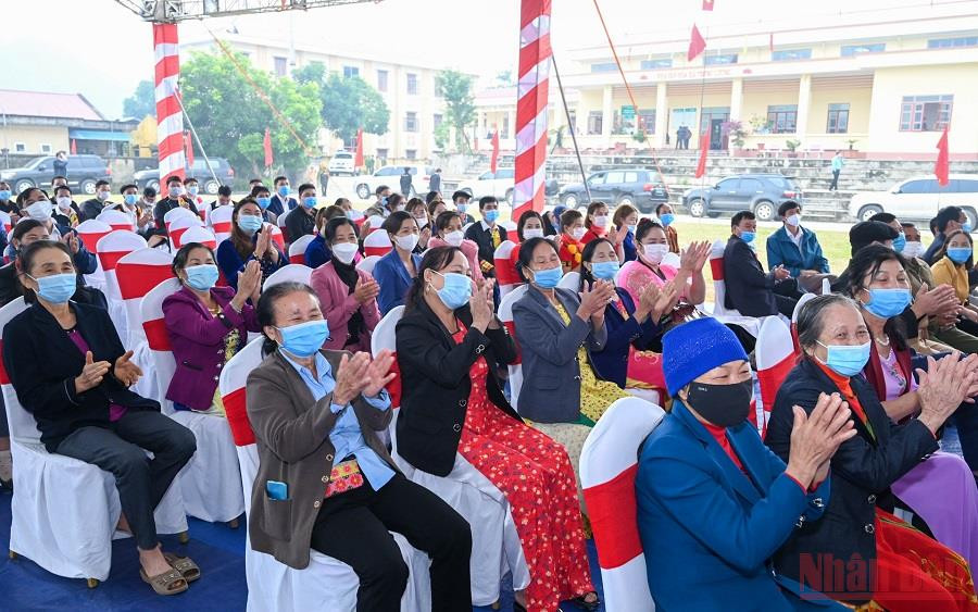 Phần lễ của Ngày hội được tổ chức trang trọng với sự tham gia của đông đảo các tầng lớp nhân dân. Ấm áp niềm vui trong Ngày hội Đại Đoàn kết toàn dân -0