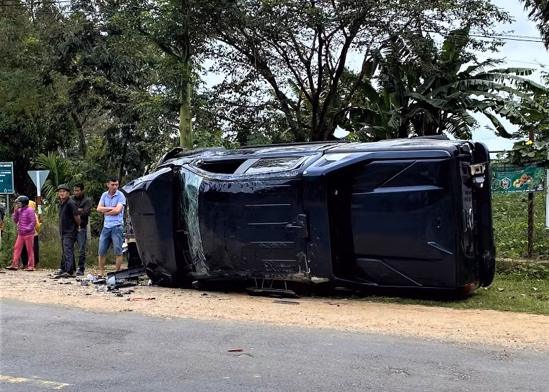 Sau khi va chạm với xe máy, xe ô-tô bán tải bị lật nghiêng bên đường.