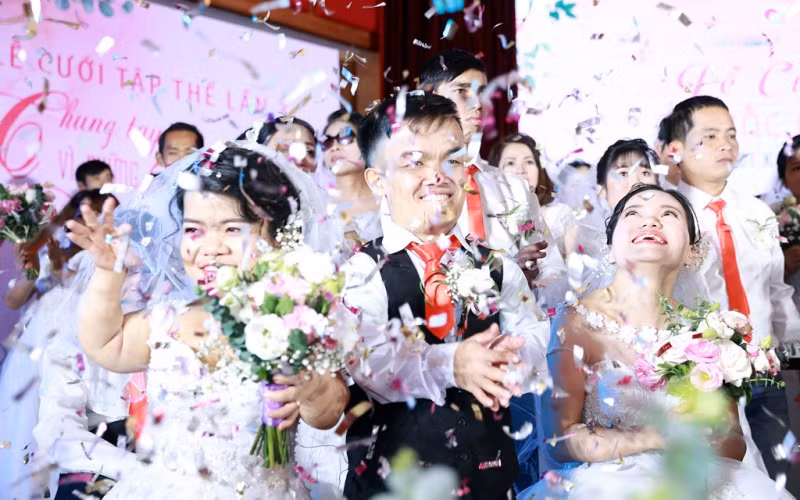 Nụ cười rạng rỡ của các cặp đôi trong lễ cưới tập thể.