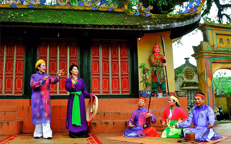 Một buổi biểu diễn của các diễn viên chiếng chèo Khuốc (Thái Bình). 