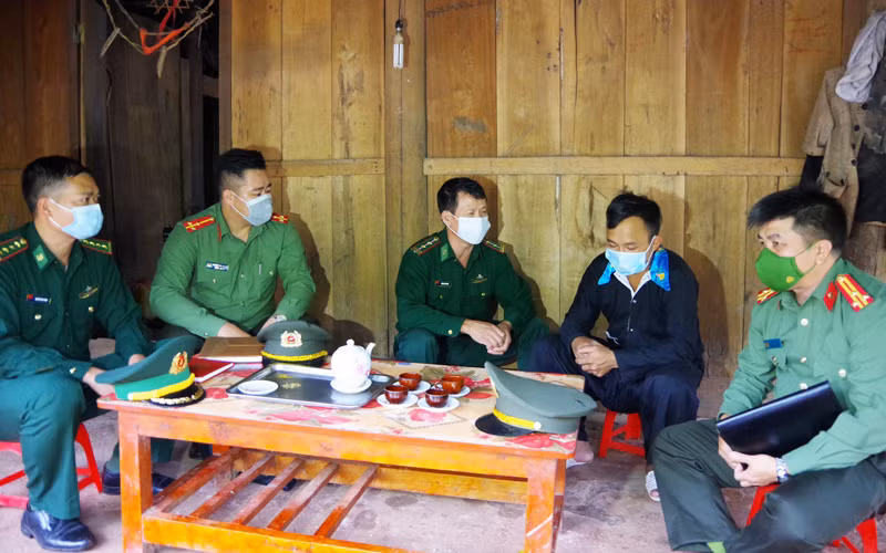 Cán bộ, chiến sĩ Công an, Bộ đội biên phòng Điện Biên thăm gia đình anh Hờ trên biên giới.