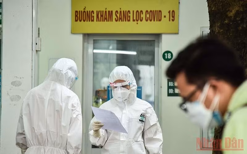 Có ngày tại Bệnh viện Thanh Nhàn ghi nhận 20 ca tự test nhanh dương tính đến nhập viện. (Ảnh: THÀNH ĐẠT)