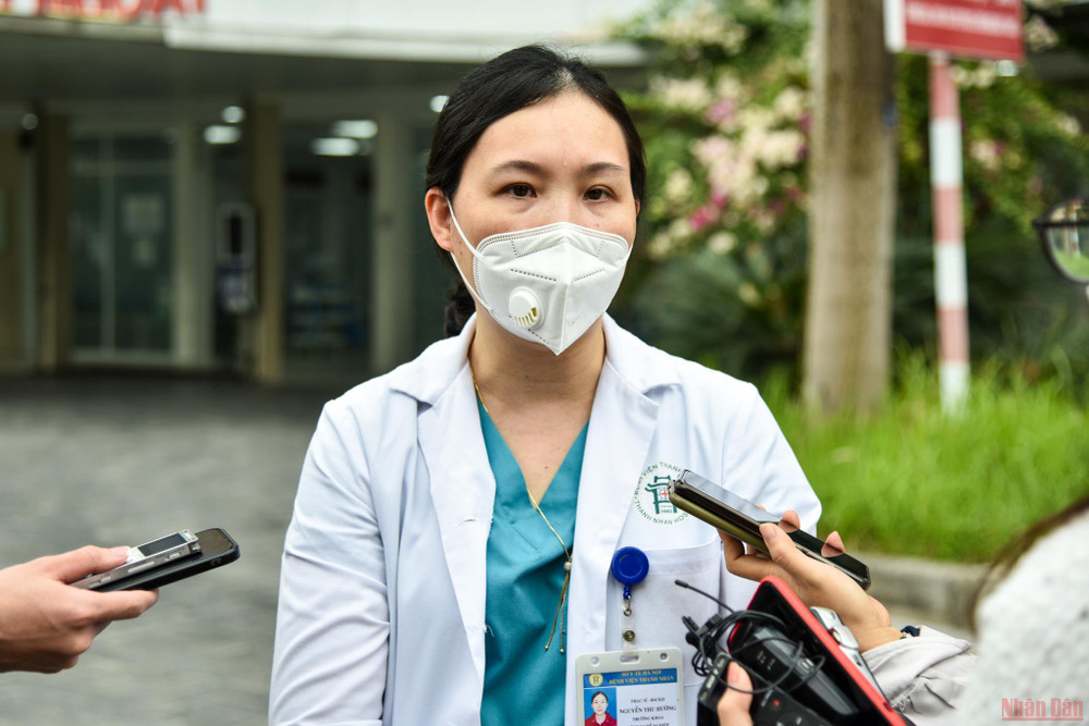 Thạc sĩ, bác sĩ Nguyễn Thu Hường, Trưởng khoa Bệnh nghề nghiệp, Trưởng Đơn nguyên Phòng, chống dịch Covid-19, Bệnh viện Thanh Nhàn. (Ảnh: THÀNH ĐẠT) Nguy cơ lây lan dịch khi người dân tự đến viện khi test nhanh dương tính -0
