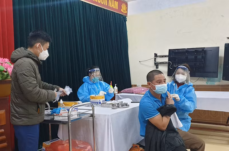 Tiêm phòng Covid cho người dân phường Hồng Sơn, TP Vinh.