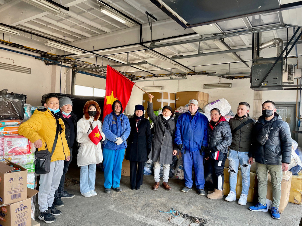Tập kết hàng thiện nguyện tại thành phố Zahony, Hungary. (Ảnh: Hồng Kỳ/Vietnam+) Tích cực hỗ trợ người Việt từ Ukraine sang Hungary lánh nạn -0