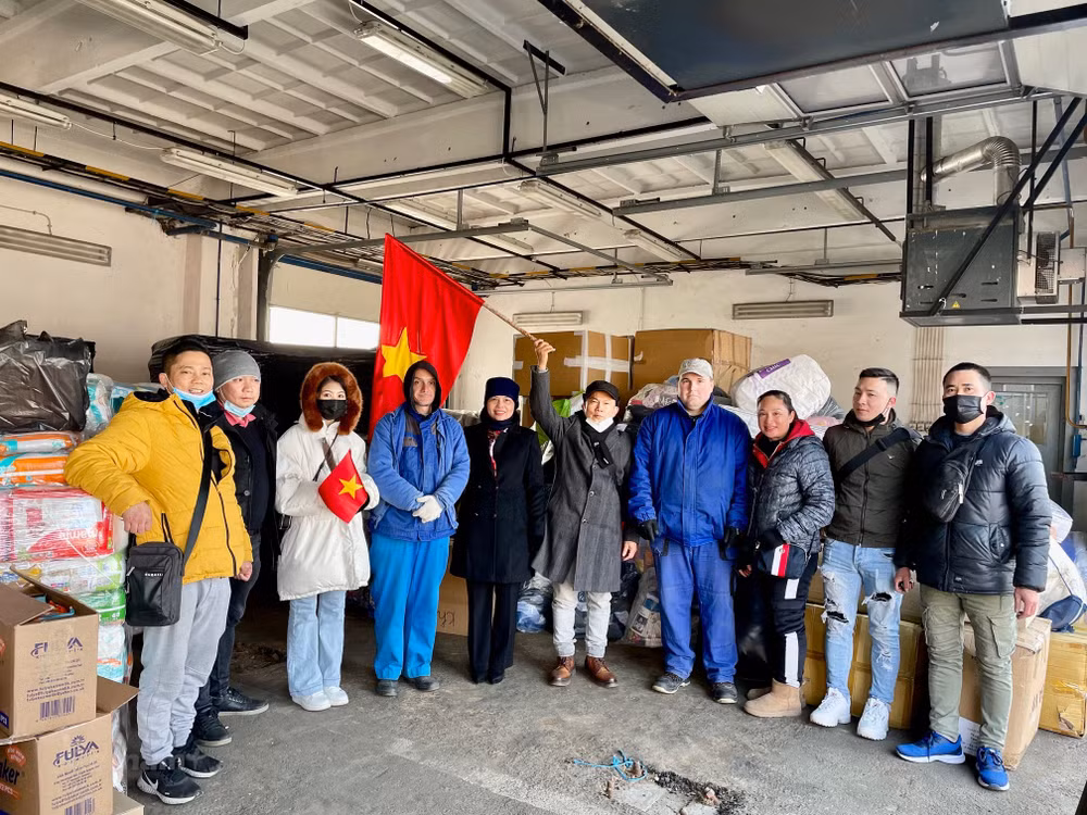 Tích cực hỗ trợ người Việt từ Ukraine sang Hungary lánh nạn -0