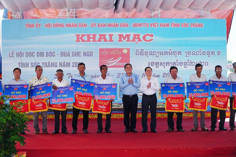 Ban tổ chức tặng cờ lưu niệm và kinh phí hỗ trợ các đội ghe ngo. Khởi tranh giải đua ghe Ngo Sóc Trăng 2020 -0