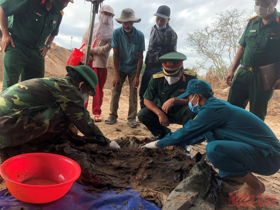 Lực lượng chức năng cất bốc một hài cốt liệt sĩ. Mở rộng tìm kiếm hài cốt liệt sĩ tại Đồng Nai -0