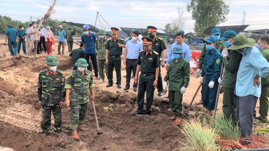 Tư lệnh Quân khu 7 kiểm tra công tác tìm kiếm tại hiện trường.