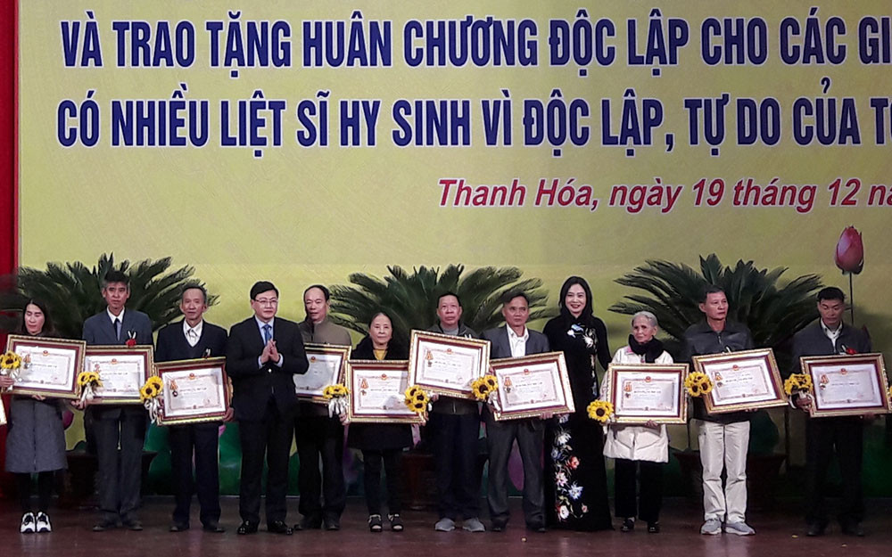Lãnh đạo UBND tỉnh Thanh Hóa trao Huân chương Độc lập cho các gia đình liệt sĩ. Truy tặng, trao tặng danh hiệu, phần thưởng cao quý -0