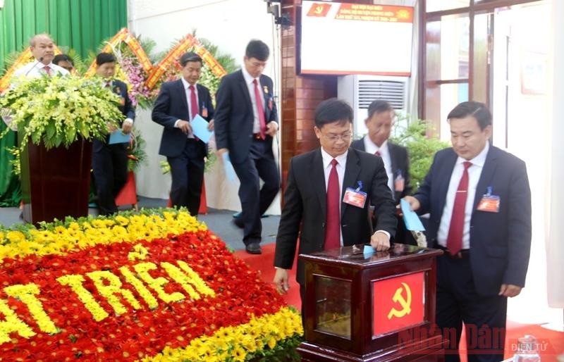 Các đại biểu tiến hành bỏ phiếu bầu ra Ban chấp hành Đảng bộ huyện khóa XII, nhiệm kỳ 2020-2025 gồm 39 đồng chí. dangbophongdien4-1595511531524.jpg