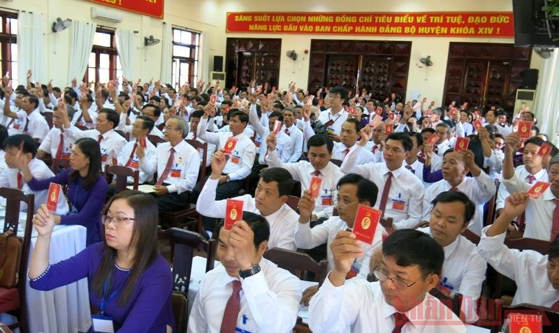 Các đại biểu tham dự Đại hội tiến hành biểu quyết thông qua các đề án nhân sự để bầu cử và nghị quyết nhiệm kỳ mới. Phong Điền phấn đấu trở thành thị xã trước năm 2025 -0