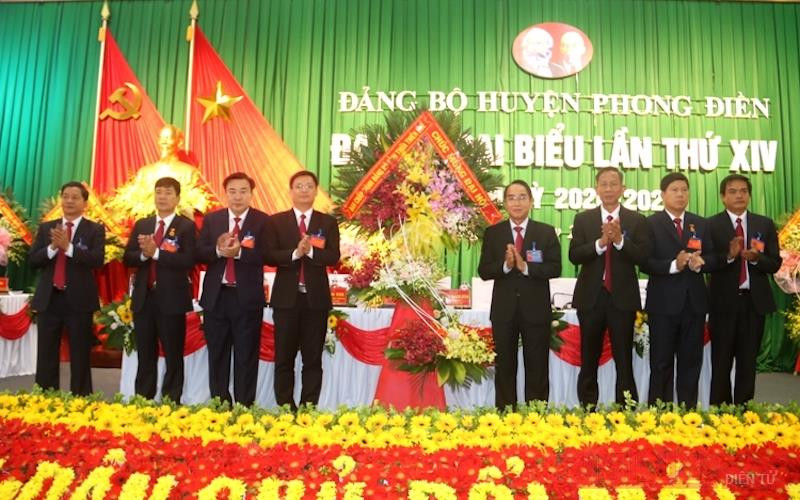 Phó Bí thư Thường trực Tỉnh ủy Bùi Thanh Hà thay mặt Ban Chấp hành Đảng bộ tỉnh phát biểu chỉ đạo, tặng hoa chúc mừng Đại hội.
