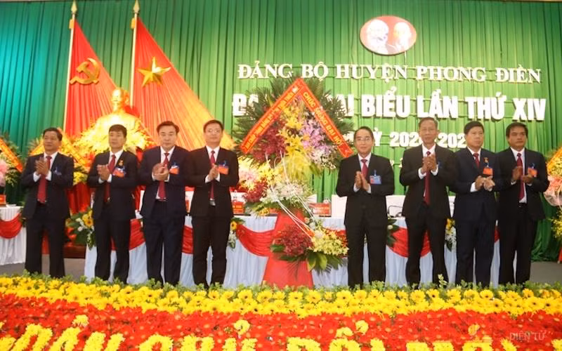 Phó Bí thư Thường trực Tỉnh ủy Bùi Thanh Hà thay mặt Ban Chấp hành Đảng bộ tỉnh phát biểu chỉ đạo, tặng hoa chúc mừng Đại hội.