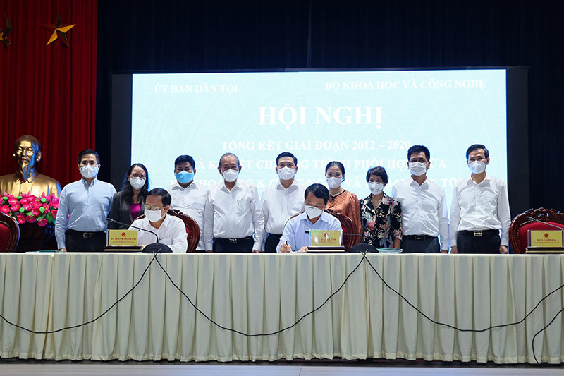 Ủy ban Dân tộc và Bộ Khoa học và Công nghệ đã ký kết chương trình phối hợp giữa hai cơ quan về triển khai khoa học và công nghệ giai đoạn 2021-2030. Kết quả chuyển giao khoa học và công nghệ kịp thời và chất lượng -0