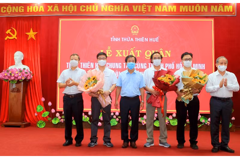 Tặng hoa động viên Đoàn công tác lên đường làm nhiệm vụ.