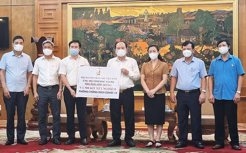 Đại diện Hội Doanh nhân trẻ Việt Nam trao kinh phí trị giá 500 triệu đồng và 500 bộ kit xét nghiệm tặng tỉnh Bắc Giang.