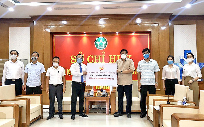 Đại diện Hội Doanh nhân trẻ Việt Nam trao 500 kit xét nghiệm tặng tỉnh Điện Biên. Hỗ trợ 500 triệu đồng và 1.000 kit xét nghiệm Covid-19 tặng các địa phương -0