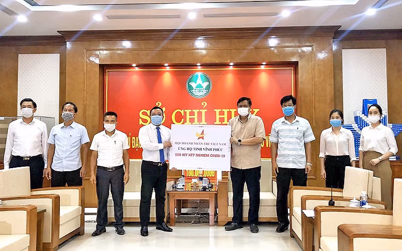 Hỗ trợ 500 triệu đồng và 1.000 kit xét nghiệm Covid-19 tặng các địa phương -0