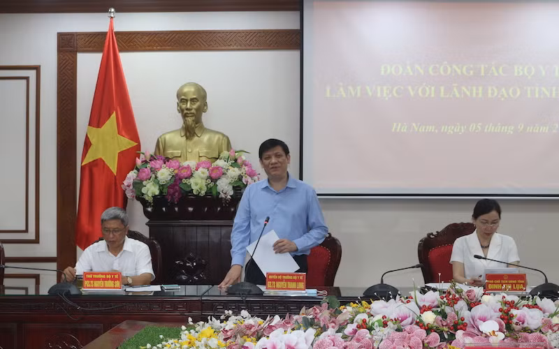 Quyền Bộ trưởng Y tế Nguyễn Thanh Long phát biểu tại buổi làm việc.