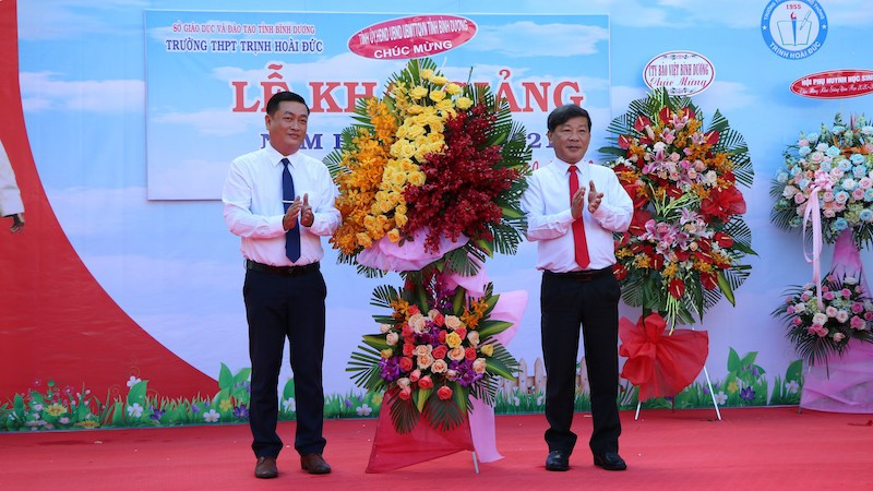 Phó Bí thư Tỉnh ủy, Chủ tịch UBND tỉnh Bình Dương Trần Thanh Liêm (bên phải) trao tặng hoa chúc mừng khai giảng tại Trường THPT Trịnh Hoài Đức, TP Thuận An. Niềm vui đón năm học mới tại các địa phương trên cả nước -0
