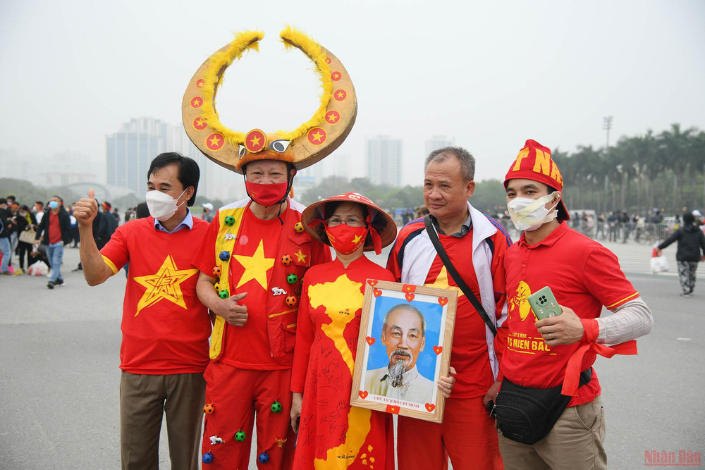 Cổ động viên Việt Nam chuẩn bị vào sân cổ vũ đội tuyển. (Ảnh: THÀNH ĐẠT) (Hiệp 1) Việt Nam 0-0 Oman: Nhập cuộc kịch tính -0