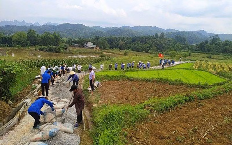 Ðoàn viên thanh niên và nhân dân xóm Cốc Lùng, xã Ðức Long, huyện Hòa An (Cao Bằng) làm đường trên vùng sản xuất.
