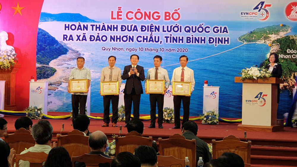 Chủ tịch UBND tỉnh Bình Định trao thưởng cho các cá nhân, đơn vị có thành tích xuất sắc trong quá trình triển khai dự án. Hoàn thành dự án đưa điện lưới Quốc gia ra xã đảo Nhơn Châu, thành phố Quy Nhơn -0