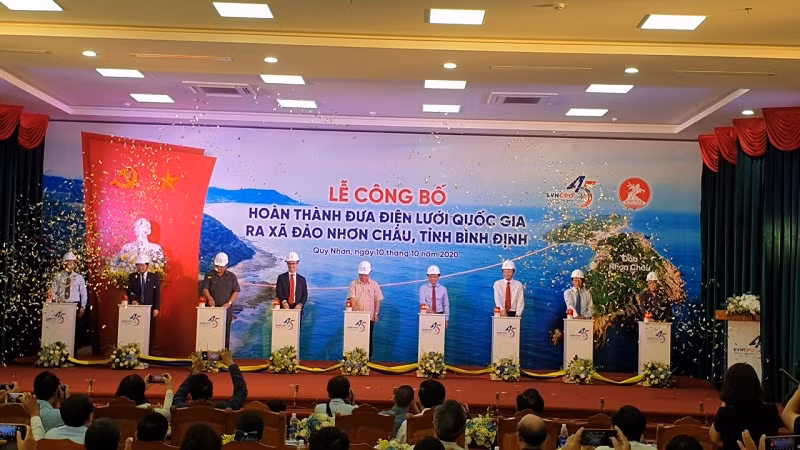 Các đại biểu thực hiện nghi thức đóng điện dự án đưa điện lưới Quốc gia ra xã đảo Nhơn Châu, thành phố Quy Nhơn.