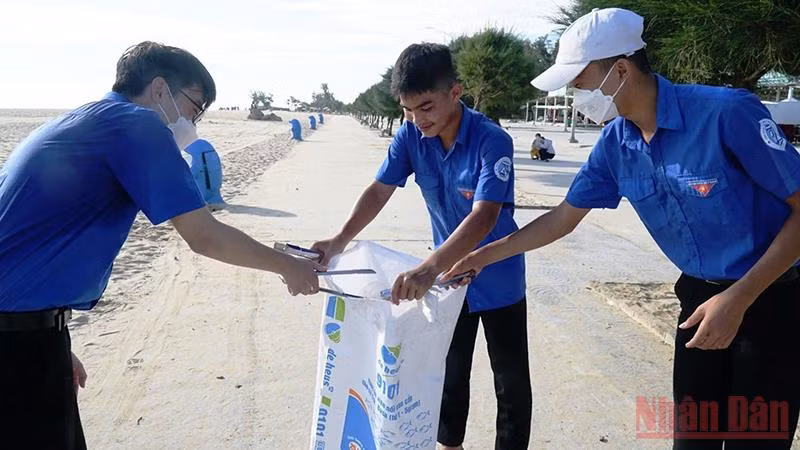 Thanh niên Thừa Thiên Huế chung tay làm sạch môi trường biển -3