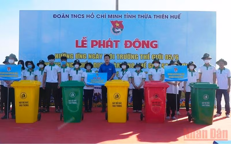 Ra mắt các đội hình tuyên truyền xây dựng nhà hàng, quán ăn văn minh và chợ dân sinh giảm rác thải nhựa. (Ảnh: N.V)