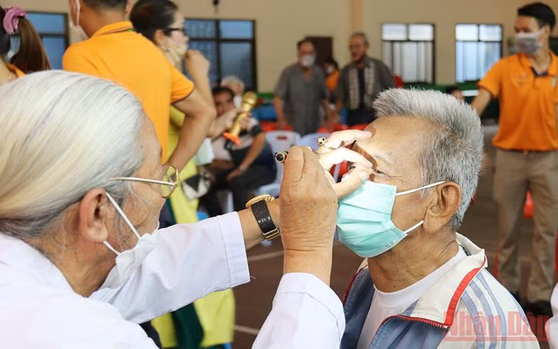 Bác sĩ Việt Nam khám bệnh cho ông Mai Khắc Trọng, ngày 4/6. (Ảnh: Duy Toàn)