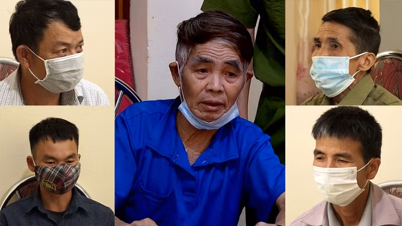 Đối tượng Lò Văn Pâng (áo xanh ở giữa) cùng các bị can bị khởi tố về hành vi bắt, giữ hoặc giam người trái pháp luật.