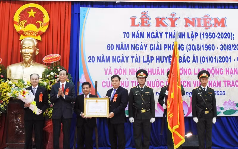 Thừa ủy quyền của Chủ tịch nước, đồng chí Nguyễn Đức Thanh, UVTƯ Đảng, Bí thư Tỉnh ủy, Chủ tịch HĐND tỉnh Ninh Thuận trao Huân chương Lao động hạng Nhì cho Đảng bộ, chính quyền và nhân dân huyện Bác Ái, vì đã có thành tích xuất sắc trong trong quá trình xây dựng và bảo vệ Tổ quốc xã hội chủ nghĩa.