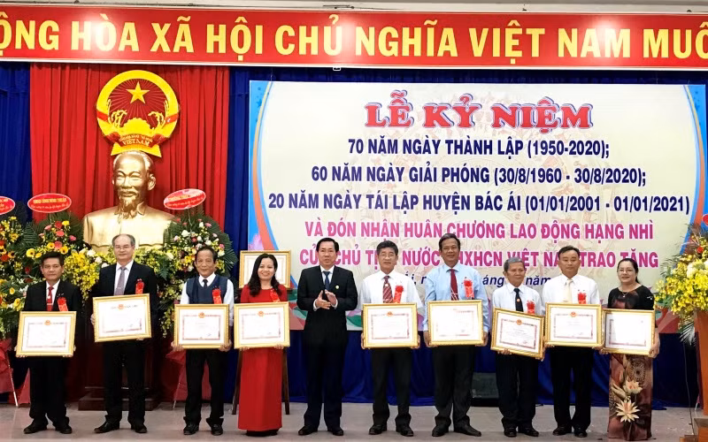 Huyện Bác Ái đón nhận Huân chương Lao động hạng Nhì -0
