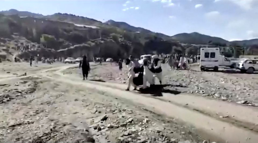 Người phát ngôn của Bộ Ngoại giao Afghanistan cho biết nước này hoan nghênh hỗ trợ từ bất kỳ tổ chức quốc tế nào. Văn phòng điều phối các vấn đề nhân đạo của Liên hợp quốc (UNOCHA) cho biết, sau khi Afghanistan đề nghị các cơ quan nhân đạo giúp triển khai công tác cứu nạn, các đội cứu nạn đã được huy động tới khu vực xảy ra động đất để tìm kiếm các nạn nhân. (Ảnh: Hãng thông tấn Bakhtar) Ảnh -0