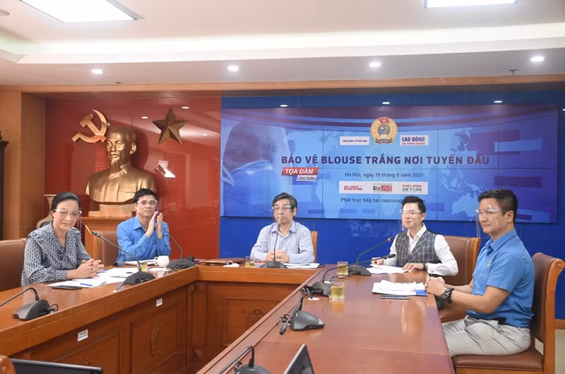 Chương trình tọa đàm “Bảo vệ Blouse trắng nơi tuyến đầu”.