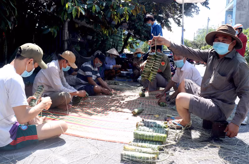 Bà con Khu dân cư Phú An, ấp 6, xã Thạnh Đức, huyện Bến Lức (Long An) gói bánh tét hỗ trợ người nghèo, công nhân lao động xa quê gặp khó khăn.