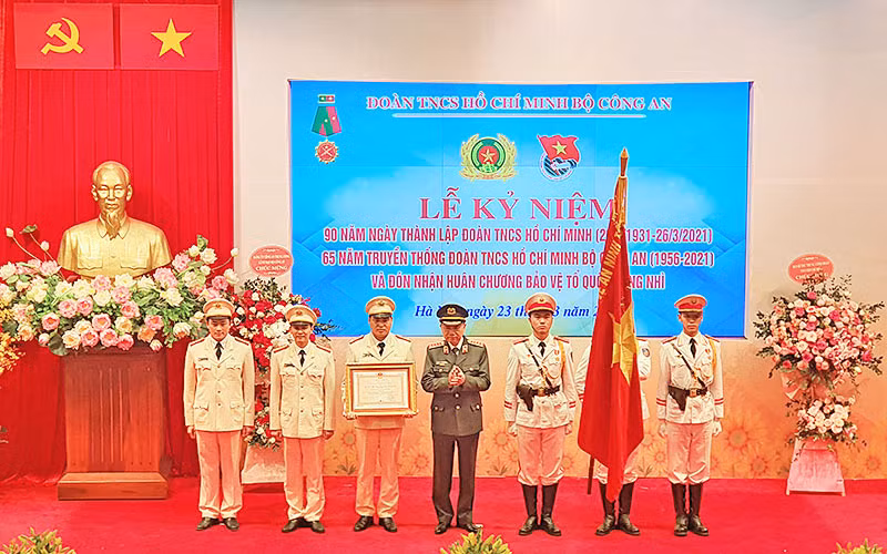 Đại tướng Tô Lâm trao Huân chương Bảo vệ Tổ quốc hạng Nhì tặng Đoàn TNCS Hồ Chí Minh Bộ Công an.