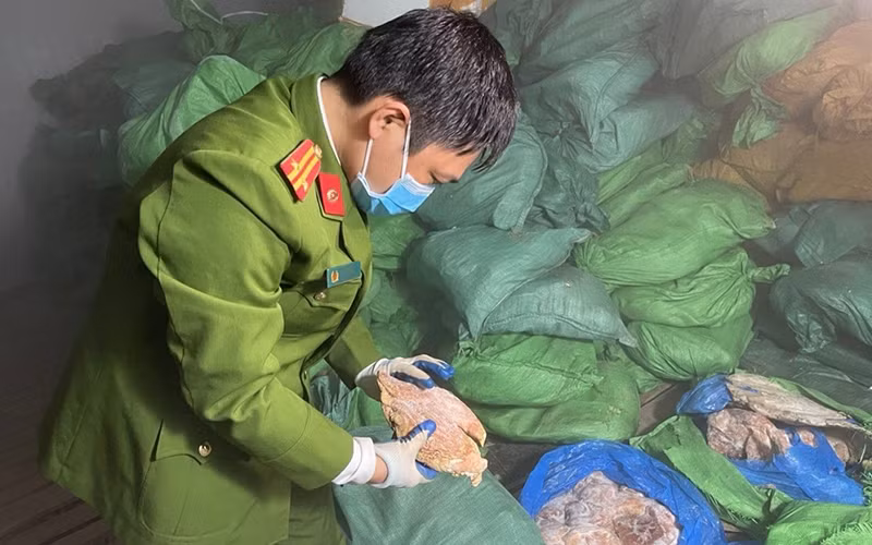 Lực lượng chức năng phát hiện kho chứa thực phẩm không rõ nguồn gốc. 