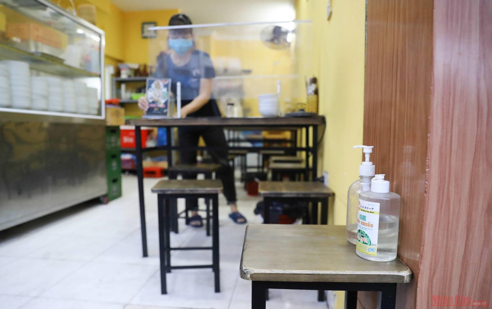 Các biện pháp phòng dịch như: dựng vách ngăn, nước sát khuẩn tay, ngồi giãn cách… được các chủ cửa hàng thực hiện đúng quy định. 7_hang_quan_Ha_Noi_mo_cua-1624331438145.jpeg