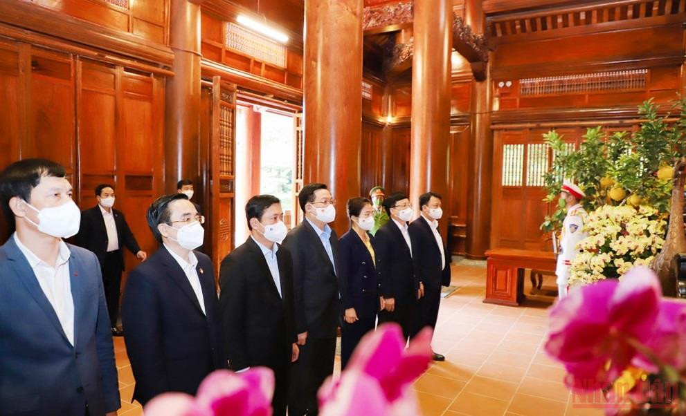 Các đại biểu thực hiện nghi lễ tưởng niệm Chủ tịch Hồ Chí Minh. (Ảnh: PHẠM BẰNG) Chủ tịch Quốc hội dâng hương tưởng niệm Chủ tịch Hồ Chí Minh tại Nghệ An -0