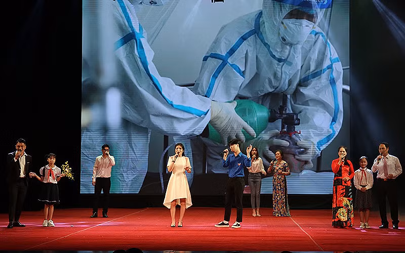 Vinh danh 10 Thầy thuốc trẻ Việt Nam tiêu biểu năm 2021 -0