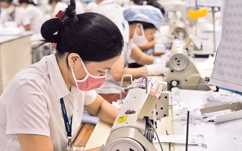 Nữ công nhân Tổng công ty May 10 thi đua lao động sản xuất.