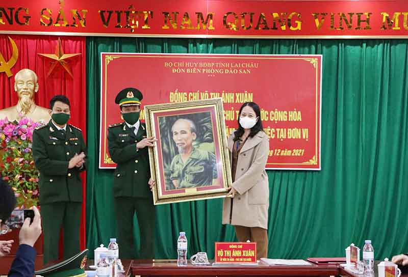 Phó Chủ tịch nước Võ Thị Ánh Xuân tặng quà cán bộ, chiến sĩ Đồn biên phòng Dào San. Phó Chủ tịch nước Võ Thị Ánh Xuân thăm tặng quà tại xã biên giới Dào San -0