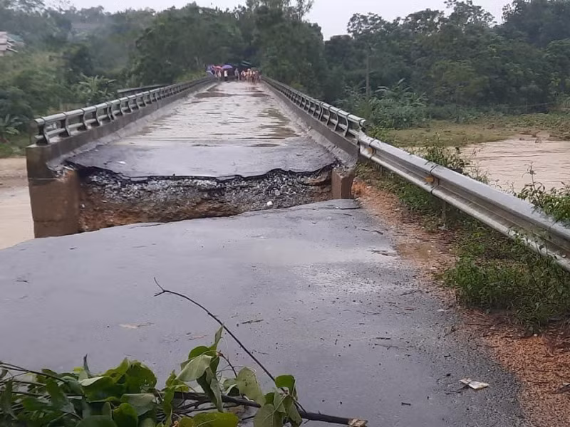 Nhiều nơi tại Thanh Chương đang ngập sâu, chia cắt trong lũ -0
