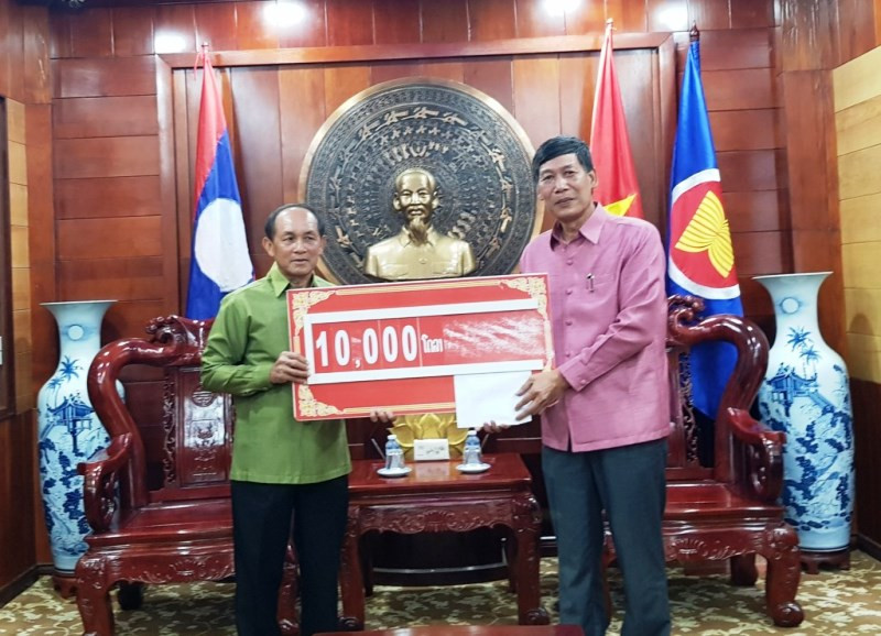 Tổng Lãnh sự Nguyễn Đăng Hùng (phải) đón nhận và cảm ơn Bí thư, Tỉnh trưởng Luang Prabang đến thăm hỏi và ủng hộ, ngày 30-10. (Ảnh: Tổng Lãnh sự quán Việt Nam tại Luang Prabang) Luang Prabang, Lào ủng hộ miền trung khắc phục hậu quả bão lụt -0